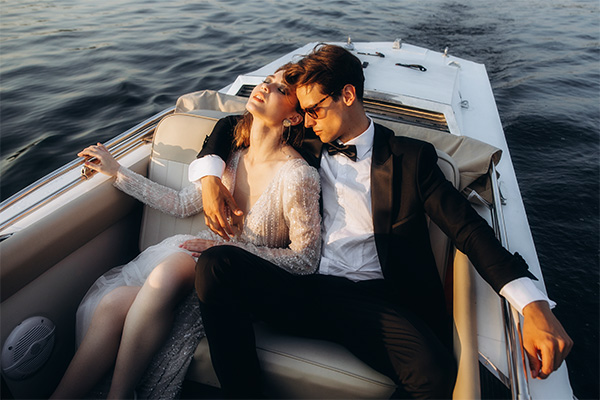 amorette international - companion for exklusive events - elegant couple on a boat